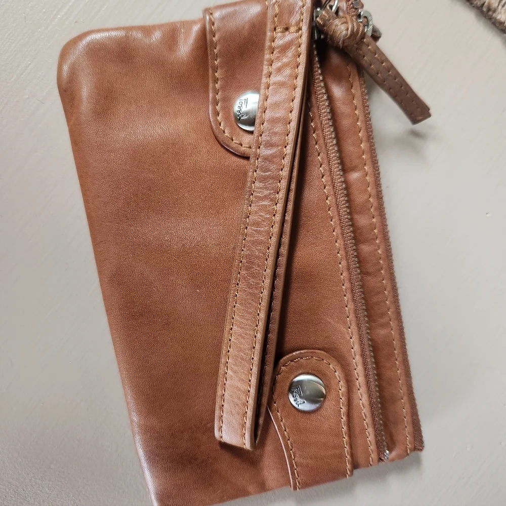Fossil tan leather